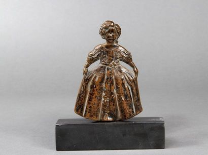 BERTIN Jeune fille en robe. Statuette en bronze patiné reposant sur un socle en marbre...