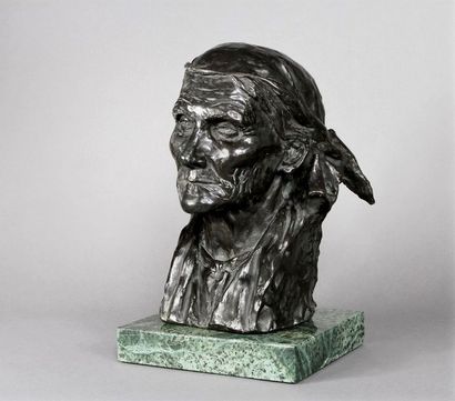 François de HERAIN (1877-1962) Tête de vieille femme. Sculpture en bronze patiné...