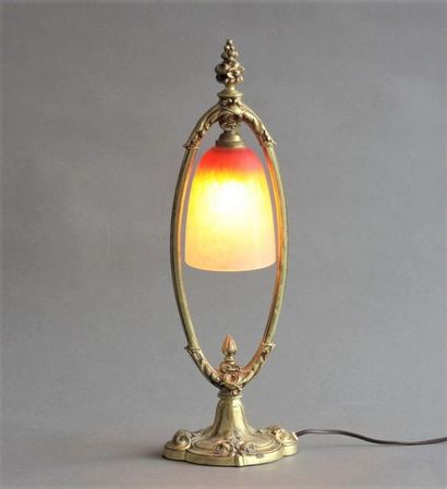 SCHNEIDER Lampe à poser composée d’une structure en bronze doré enchâssant un cache...