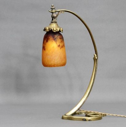 DAUM Lampe à poser formée d’un piétement en bronze patiné doré, supportant un cache...