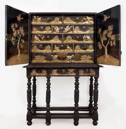 null Cabinet en bois et stuc laqué noir et or dans le goût extrême-oriental à décor...