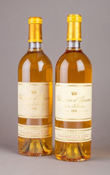 null 2 bouteilles
CHÂTEAU D'YQUEM 1er GC supérieur - Sauternes 1998
Une étiquette...