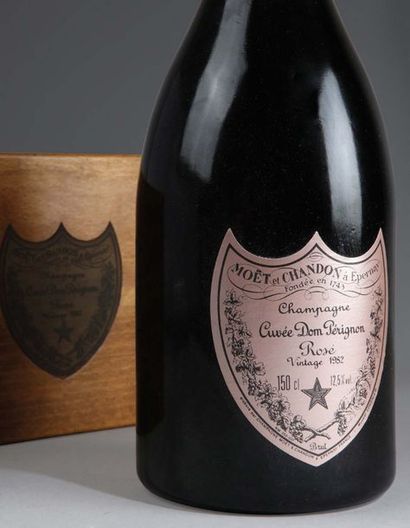 null 6 magnums
CHAMPAGNE DOM PERIGNON Rosé 1982
Coffrets bois dont cinq scellés.
Wood...