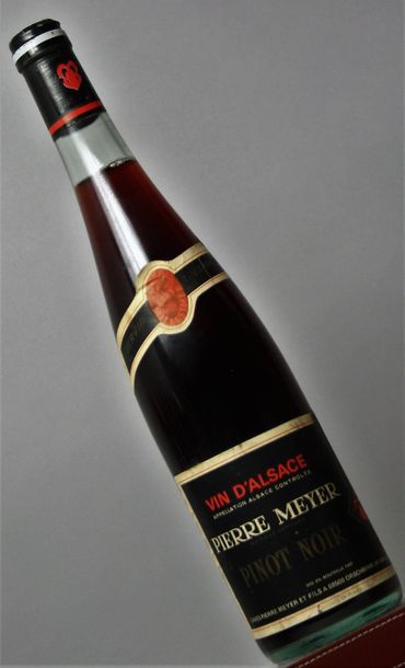 null 48 bouteilles ALSACE - PINOT NOIR - P. MEYER 1983 Etiquettes tachées et légèrement...