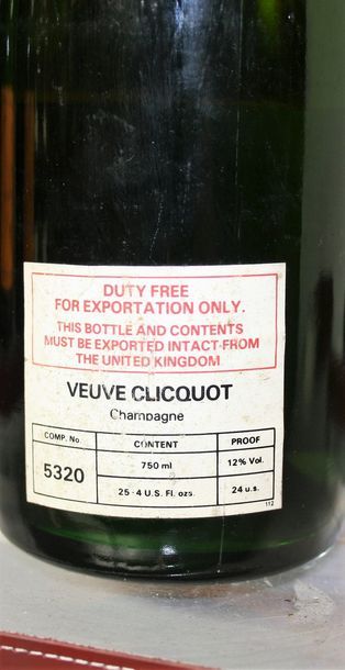 null 8 bouteilles CHAMPAGNE VVE CLICQUOT Etiquettes tachées, contre étiquettes "Duty...