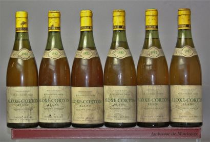 null 6 bouteilles ALOXE CORTON blanc - COMTE SENARD 1982 Etiquettes tachées, deux...