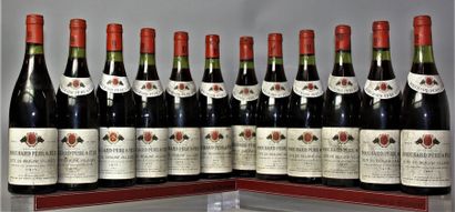 null 12 bouteilles CÔTES DE BEAUNE VILLAGES - BOUCHARD P & F 1977 Etiquettes tachées....
