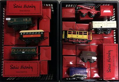 HORNBY HACHETTE Plus de 40 boites de voitures – wagons – locomotives.