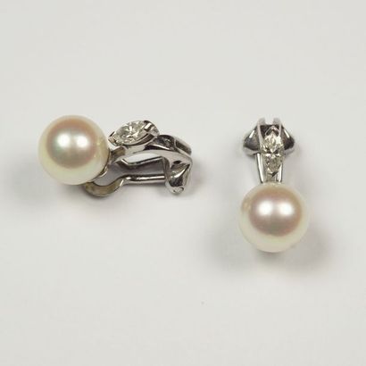 null Paire de boucles d'oreille en or gris (18 carats 750 millièmes) perles et brillants...