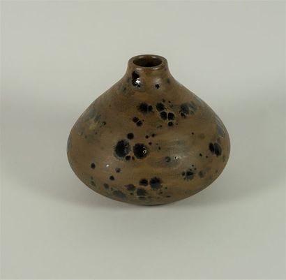 BELFOSSE ? Vase en céramique émaillée à décor moucheté, signé sous la base. H 13...