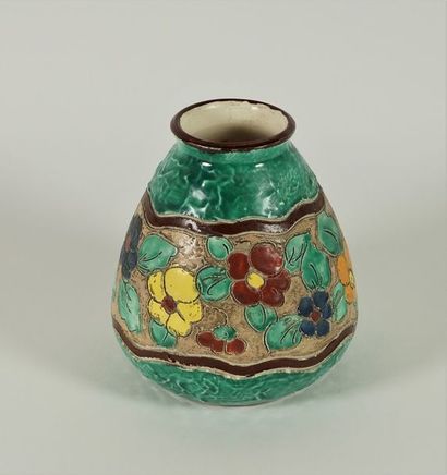 MASSIER Jérôme (1850-1926) Vallauris. Vase en céramique à décor de fleurs, cachet...