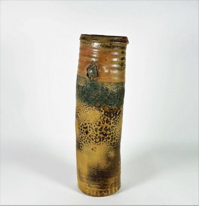 null Vase en céramique à décor imitant le bambou, signé et numéroté 75. H 42 cm.