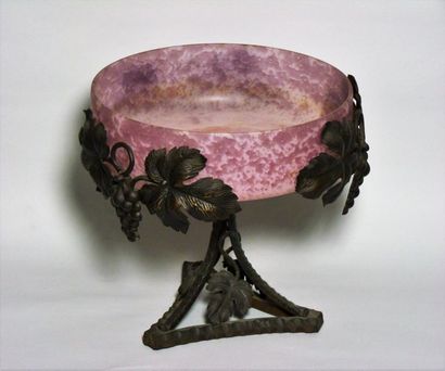 null Coupe en verre marmoréen  rose sur une monture en fer forgé à décor de pampre...
