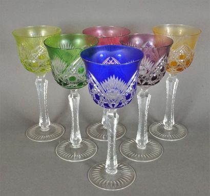 null Six verres à vin du Rhin en cristal taillé de différentes couleurs.