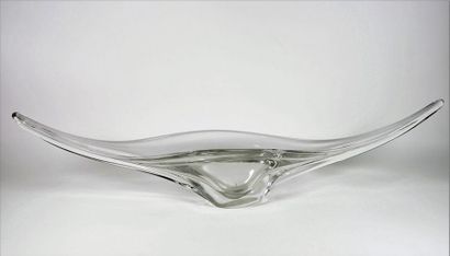ANONYME. Grande coupe en cristal transparent. L 80 cm.