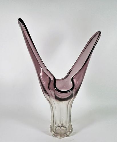 ANONYME. Important vase en cristal de couleur améthyste et transparent. H 55 cm.