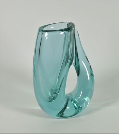Sevres. Important vase en épais cristal de couleur bleu ciel. H 35 cm.