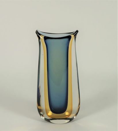 SEGUSO (dans le gout de). Vase en verre multicouche bleu, or et transparent. H 26...