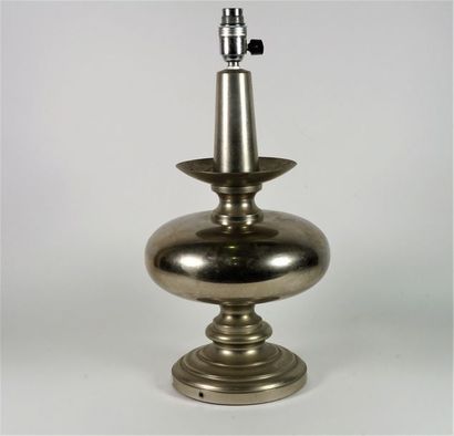 BARBIER (Dans le goût de). Lampe à double renflement en métal chromé. H 40 cm.