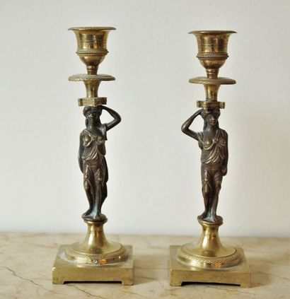 null Paire de bougeoirs en bronze doré et patiné figurant des caryatides, fin XIXème...