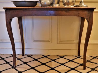null Petite table en bois naturel. Travail XIXème de style Louis XV (traces de v...