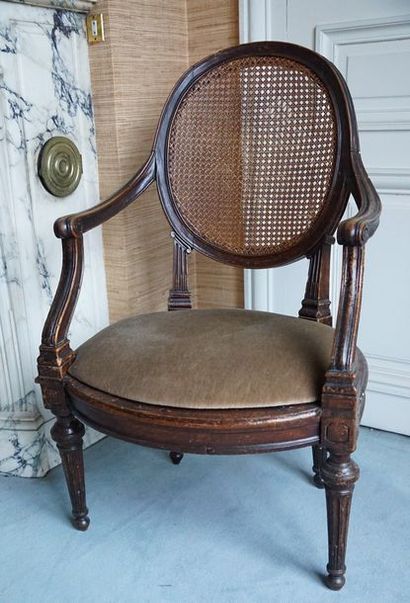 null Paire de fauteuils cannés en bois naturel Travail début XIXème de style Louis...