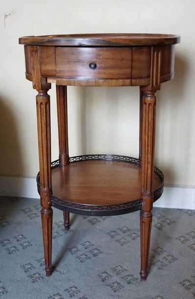 null Quatre petites tables en bois naturel de style Louis XV et Louis XVI