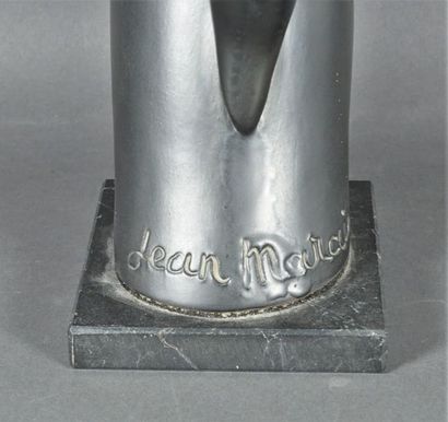Jean Marais (1913 -1988) Pichet en céramique noir figurant un visage reposant sur...