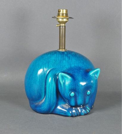 Pol CHAMBOST ( 1906 - 1983) Pied de lampe en faïence vernissée bleue représentant...