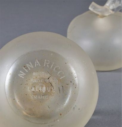 LALIQUE pour Nina RICCI 2 flacons à parfum "Fille d'Eve" en cristal satiné figurant...