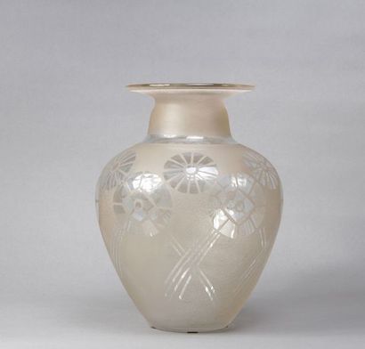 LORRAIN. Vase en verre givré à décor de marguerites. Vers 1930. 34 x 17 cm