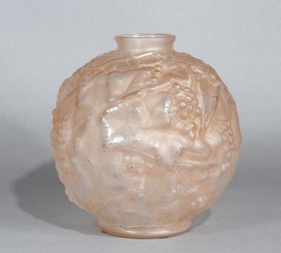 ESPAIVET. Vase boule en verre dépoli rose, à décor de grappes de raisin. Vers 1930....