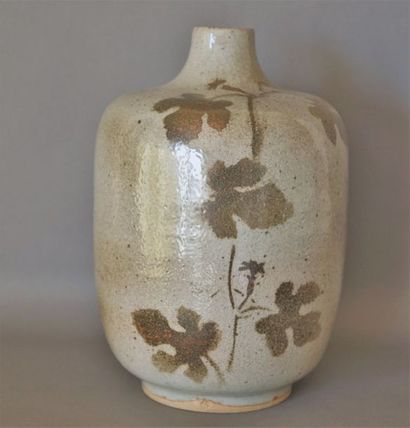 France FRANCK (1927 - 2009) Vase bombé en faïence , émail stannifère, décor de feuilles....