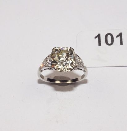 null Bague en platine (850/oo) centrée d'un diamant coussin taille ancienne calibrant...