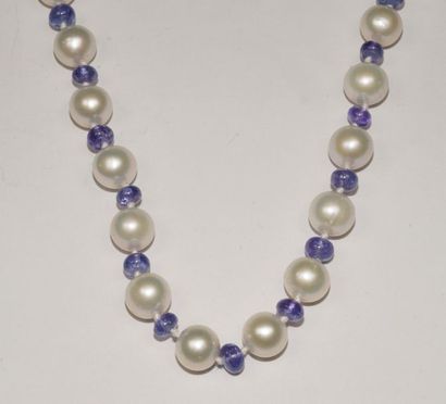 null Sautoir composé de perles de culture intercalées de perles de tanzanite fermoir...