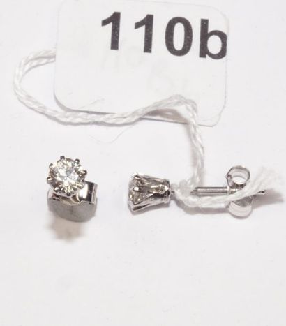 null Paire de clous d'oreilles en or gris 18K (750/oo) sertis chacun d'un diamant...