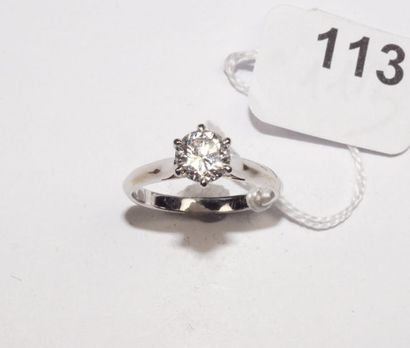 null Bague solitaire en or gris 18K (750/oo) ornée d'un diamant taille brillant pesant...