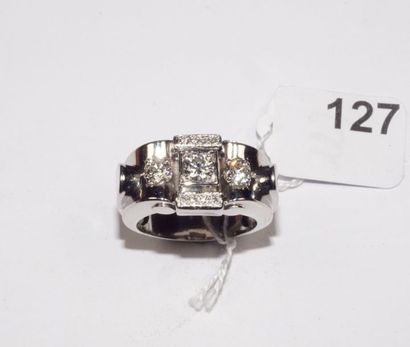 null Bague chevalière en platine (850/oo) de forme géométrique centrée d'un diamant...
