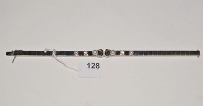 null Bracelet en or gris 18K (750/oo) à maillons rectangulaires articulés centré...