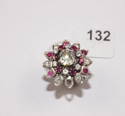 null Bague "Fleur" en or gris 18K (750/oo) centrée d'un diamant coussin taille ancienne...