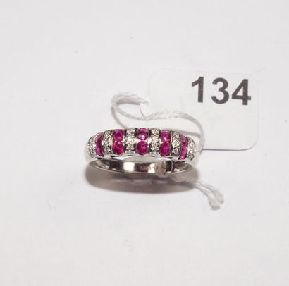 null Bague jonc bombé en or gris 18K (750/oo) ornée de lignes de rubis ronds et de...