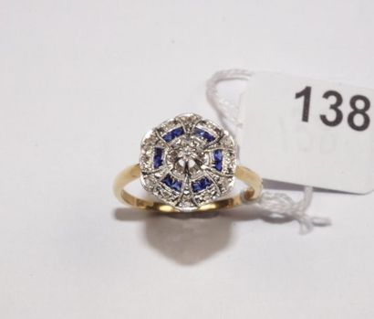 null Bague rosace festonnée en or 18K (750/oo) de deux tons sertie d'un diamant taille...