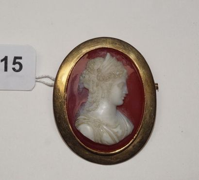 null Broche ovale en or jaune 18K (750/oo) ornée d'un camée sur agate cornaline à...