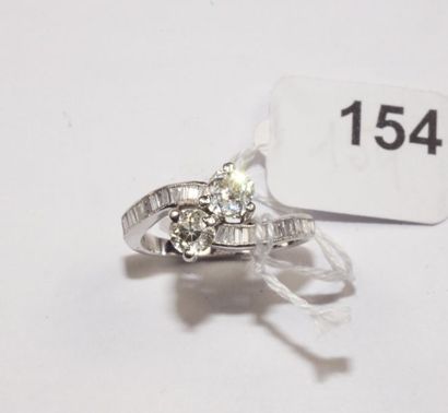 null Bague croisée en or gris 18K (750/oo) ornée de deux diamants taille ancienne...