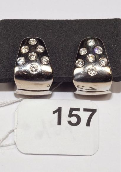 null Paire de créoles en or gris 18K (750/oo) ornées chacune de diamants taille brillant...