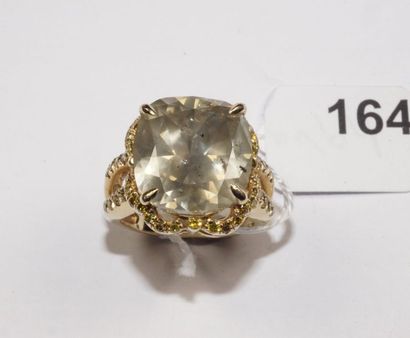 null Bague en or jaune 18K (750/oo) centrée d'un diamant taille coussin pesant 14,59...