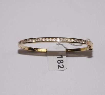 null Bracelet Jonc ouvrant en or jaune 18K (750/oo) orné d'une ligne de diamants...