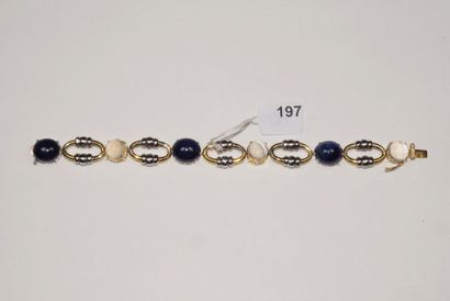 null Bracelet composé de maillons ovales en or de deux tons 18K (750/oo) alternés...