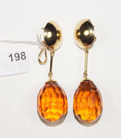 null Paire de pendants d'oreilles formés de demi sphères en or jaune 18K (750/oo)...
