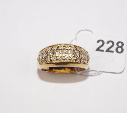 null Bague jonc en or jaune 18K (750/00) pavée de diamants taille brillant. TDD 57....